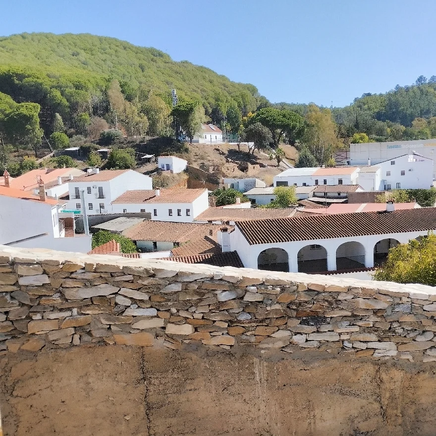 Muro de tapial rehabilitado en una vivienda tradicional de Galaroza, Sierra de Aracena