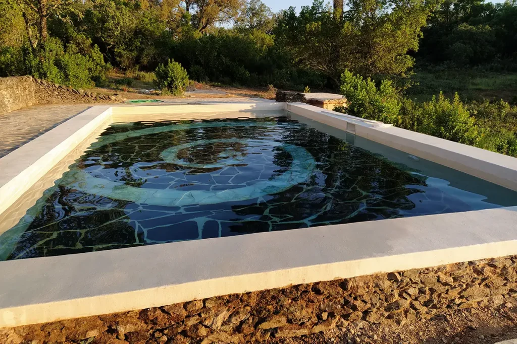 Piscina construida con técnicas tradicionales integrada en el paisaje de la Sierra de Aracena
