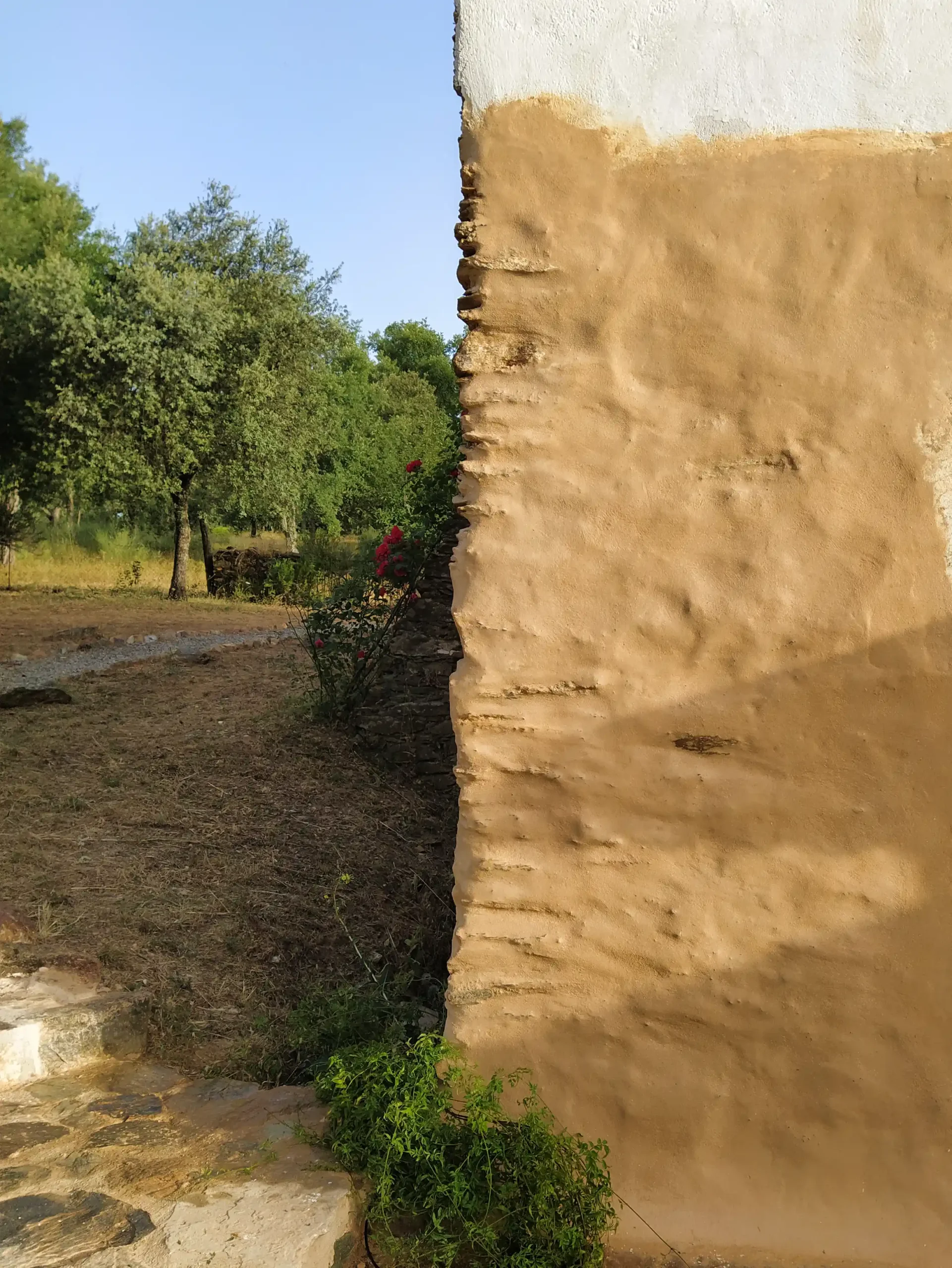 Detalle de un muro de tapial tradicional restaurado durante la rehabilitación de una vivienda en la Sierra de Aracena.