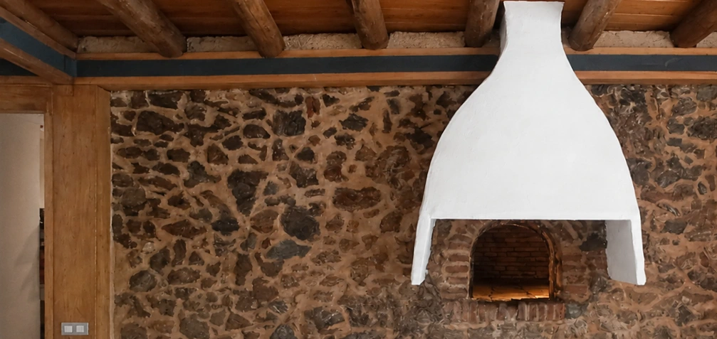 Restauración de horno de leña tradicional en vivienda rehabilitada de Valdelarco, Sierra de Aracena