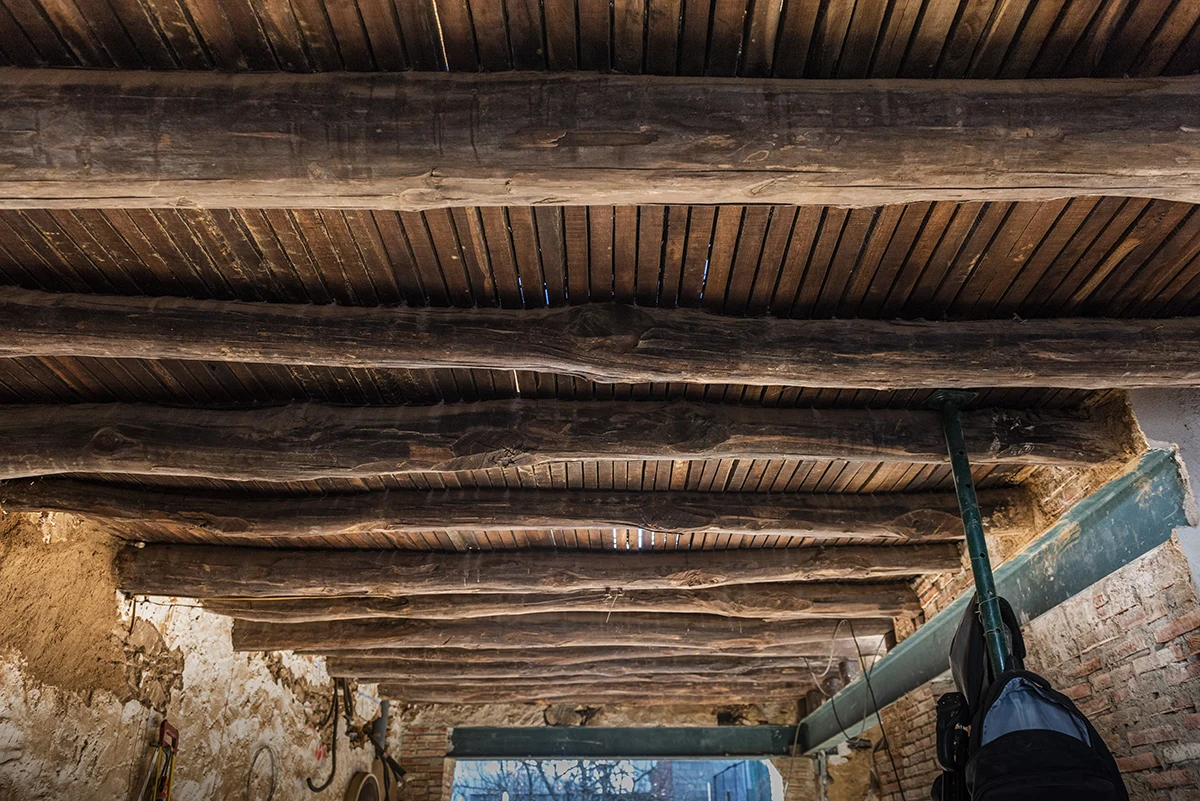 Forjado tradicional de madera recuperado durante la rehabilitación del Proyecto Alondra.