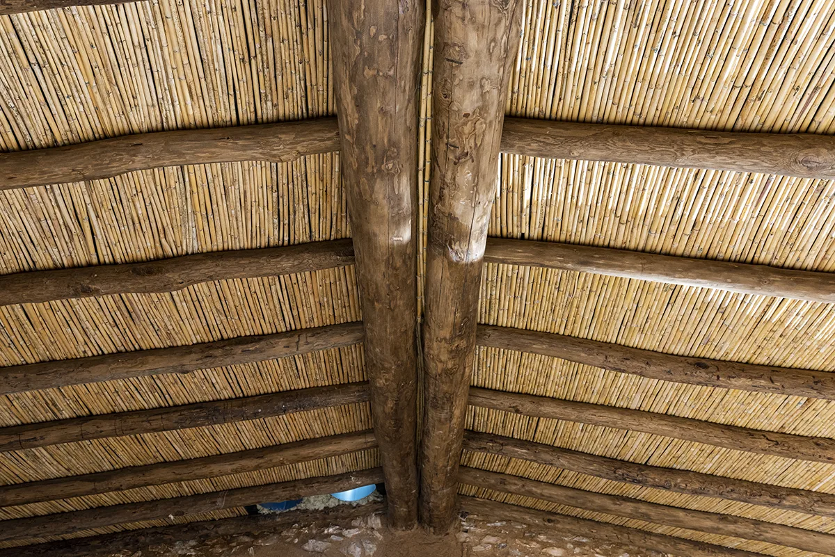 Cubierta tradicional del Proyecto Alondra con vigas de madera y entramado de cañizo durante la rehabilitación.