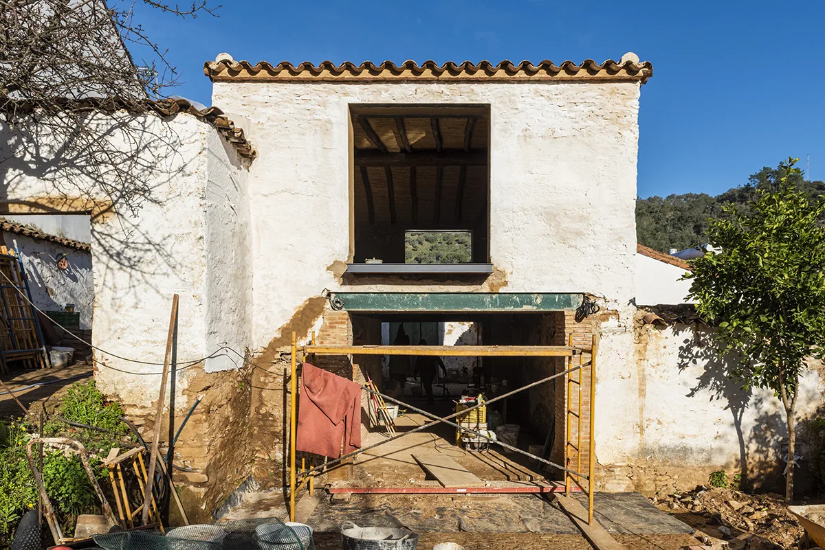 Fachada del Proyecto Alondra durante la rehabilitación de una vivienda tradicional en la Sierra de Aracena.