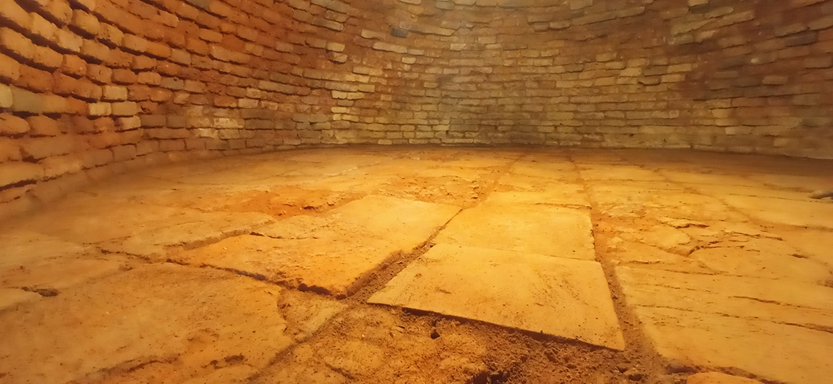 Solera original del interior de un antiguo horno de leña restaurado en una vivienda tradicional de la Sierra de Aracena.