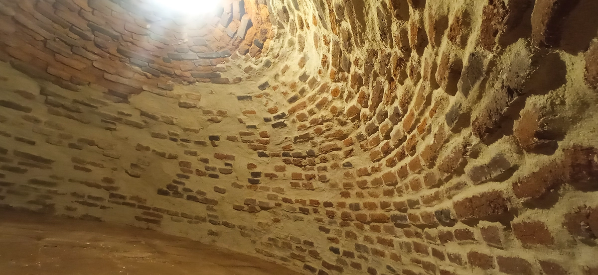 Interior de un antiguo horno de leña restaurado durante la rehabilitación de una vivienda tradicional en la Sierra de Aracena.