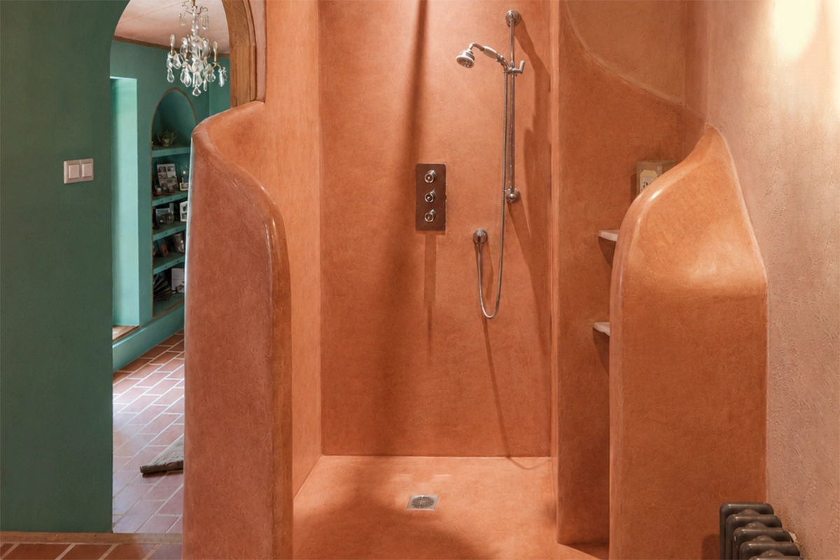 Ducha de obra con acabado de tadelakt realizada en un proyecto de rehabilitación de vivienda tradicional.