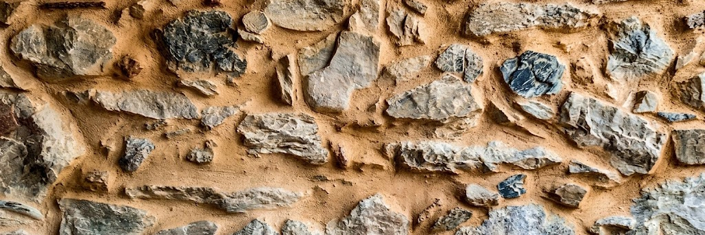 Detalle de muro de mampostería tradicional restaurado en una vivienda de la Sierra de Aracena.