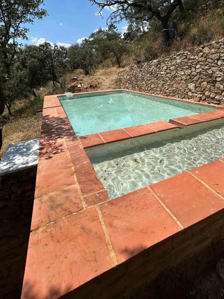 Alberca tradicional rehabilitada, utilizada como piscina en una vivienda rural de la Sierra de Aracena.