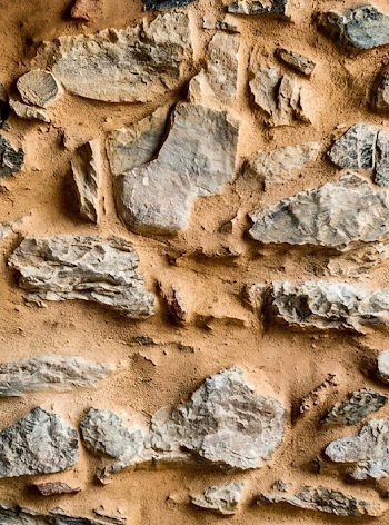 Detalle de muro de mampostería tradicional rehabilitado en una vivienda de la Sierra de Aracena.
